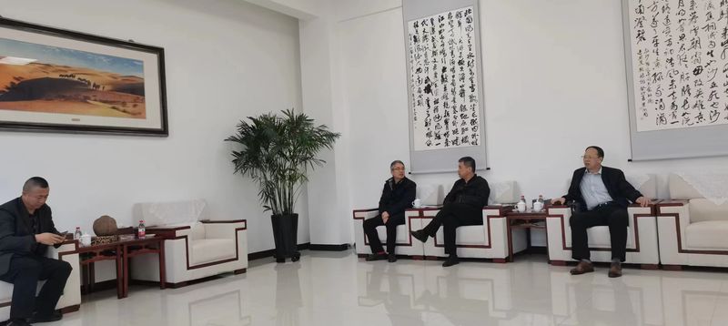 公司與哈密市政府領(lǐng)導(dǎo)洽談公司新疆發(fā)展思路，加大助力新疆能源發(fā)展！
